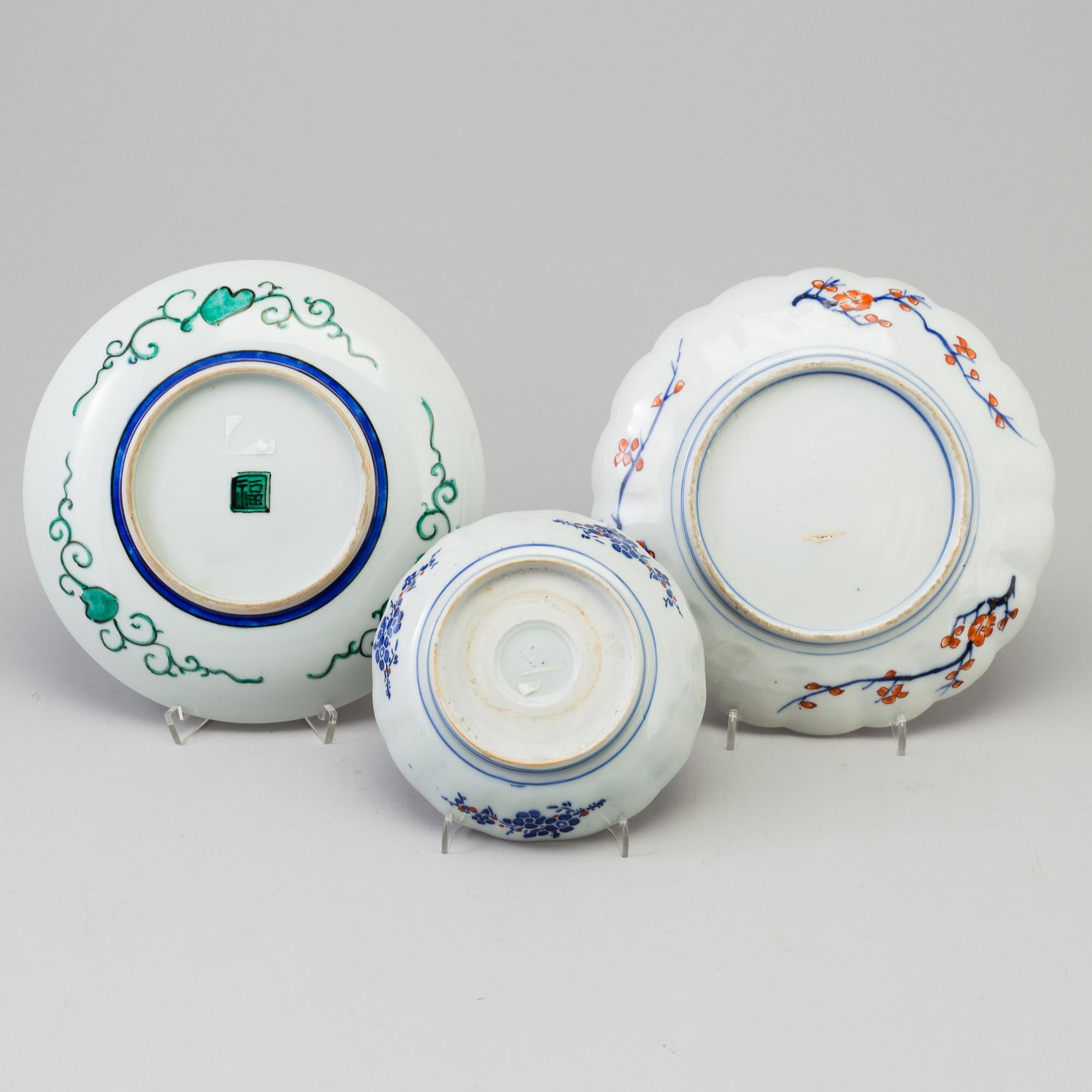 Six famille rose and imari dishes, Japan, late 19th/20th century.