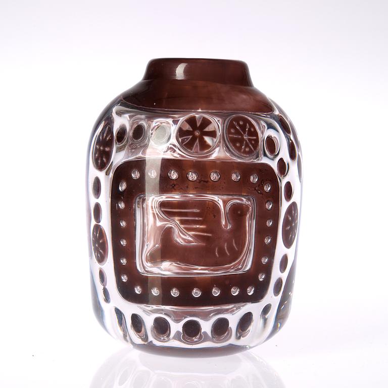 An Edvin Öhrström ariel glass vase 'Flickan och Duvan', Orrefors 1937.