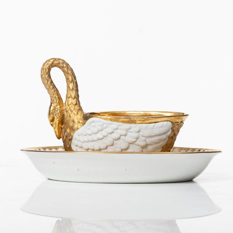 Kopp med fat, porslin, Frankrike, 1800-tal, märkt Mre Imp le de Sèvres, samt sked, förgyllt silver, Ryssland.