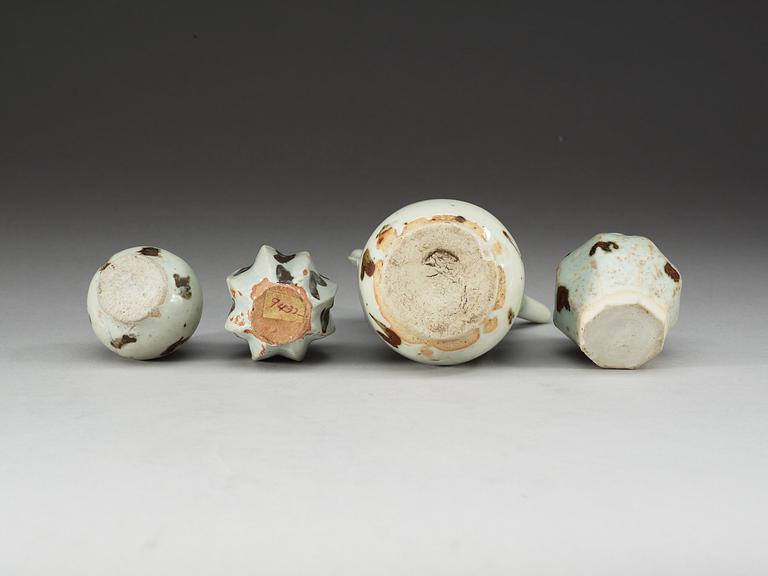 KANNA med KRUKOR, tre stycken, porslin. Yuan dynastin (1271-1368).