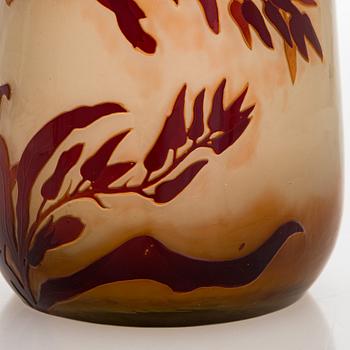 Emile Gallé, vas, överfågnsglas, signerad  E. Gallé, Frankrike, 1800-talets slut.