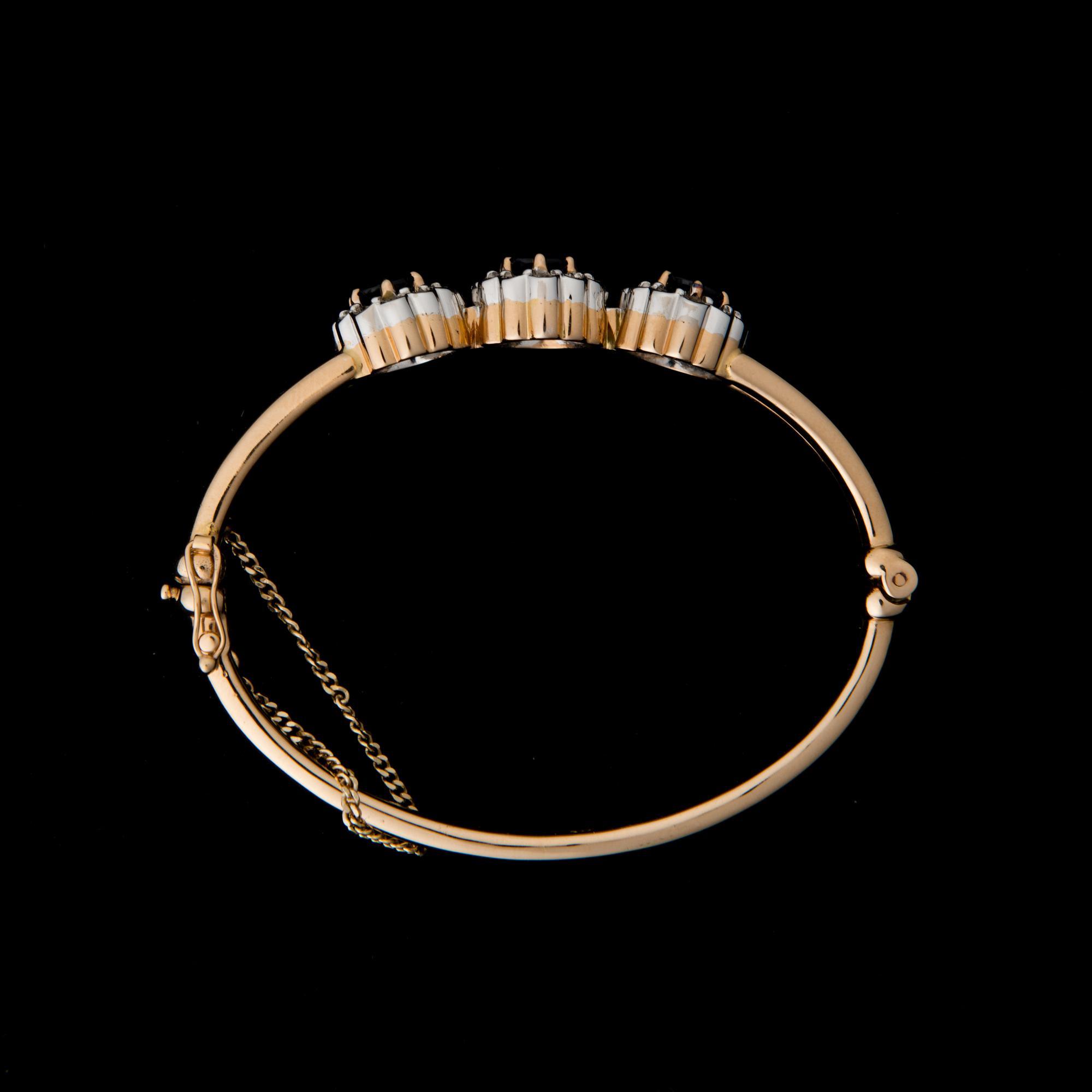 ARMRING, fasettslipade safirer, briljantslipade diamanter, 18K guld.