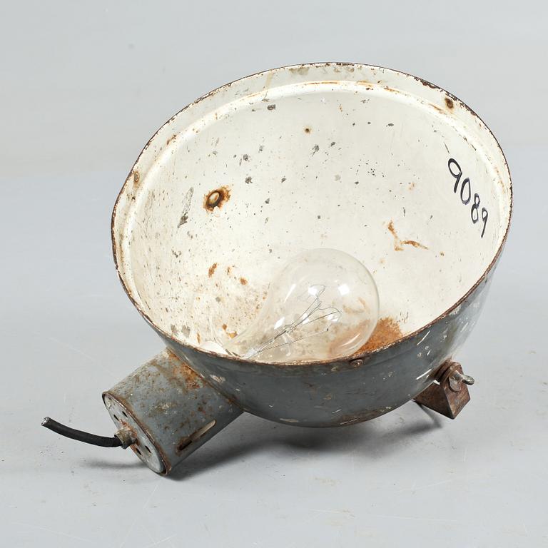 INDUSTRILAMPA, omkring 1900-talets mitt.