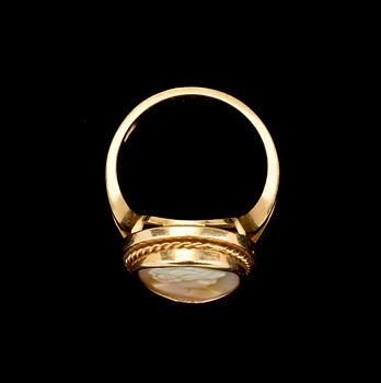 RING, 18k guld med snäckskalskamé, 1900-tal, totalvikt ca 5 gr.