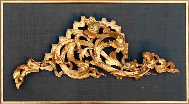 DEKORELEMENT/DÖRRÖVERSTYCKE, skuret trä, 1900-tal.