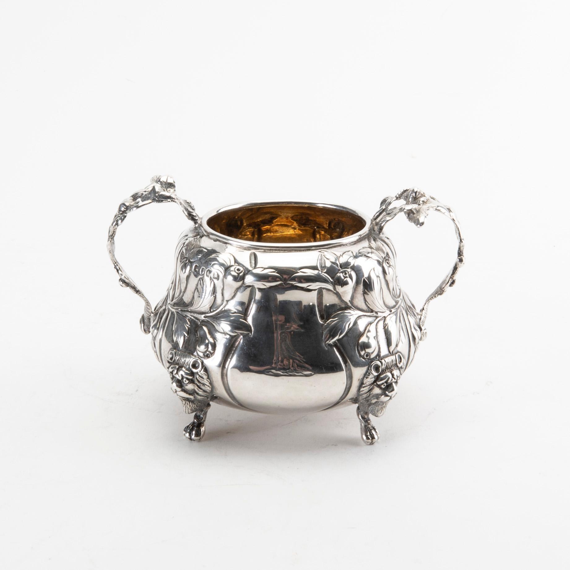 An English early 20th century silver sugar bowl, weight 472 grams.