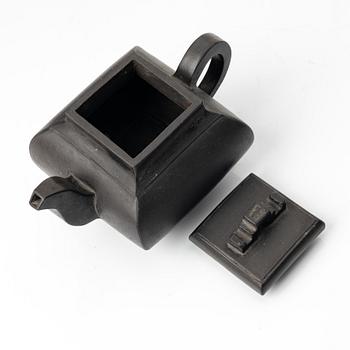 A Chinese brown yixing teapot, late Qing dynsaty / early 1900s.