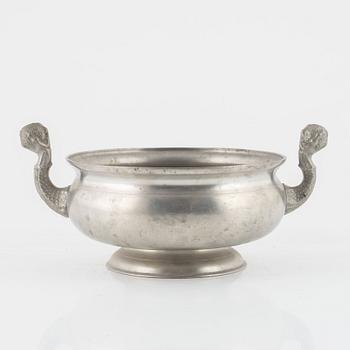 Kannor, två stycken, samt kallskål, tenn, olika mästare, 1800-tal.