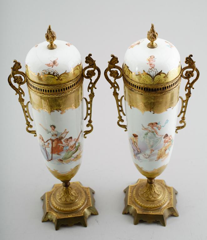 LOCKURNOR, 1 par, porslin och mässing, sannolikt Frankrike, omkring år 1900.