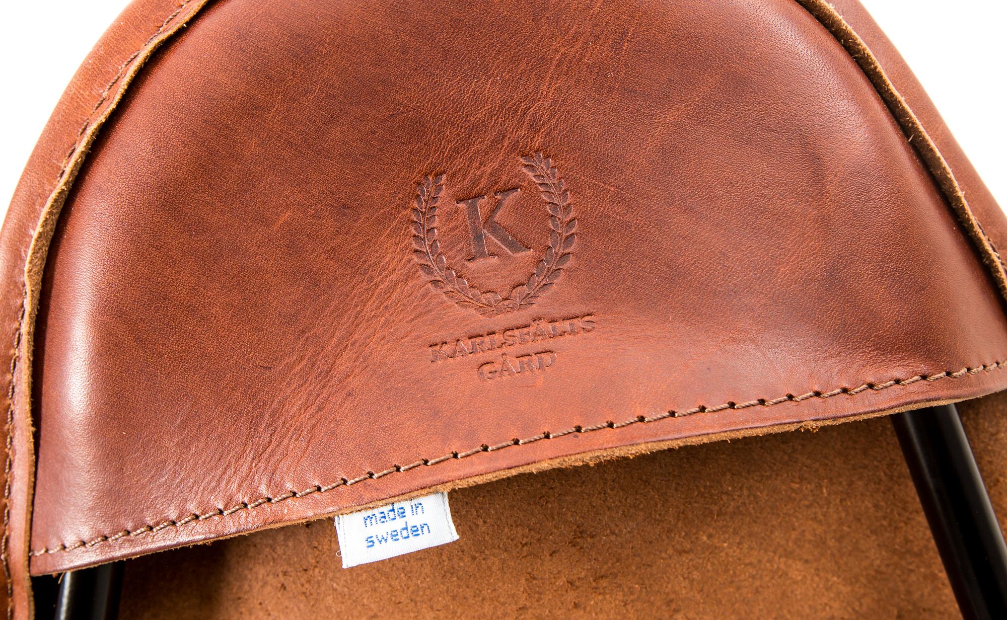 FÅTÖLJ med FOTPALL, sk "Fladdermusfåtölj", säljes till förmån för Barncancerfonden.