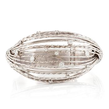 530. Sterlé, attributed, a bracelet 18K gold set with round brilliant-cut diamonds.