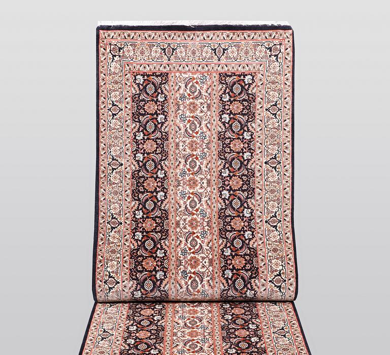 A runner, Täbris, part silk, ca 297 x 81 cm.