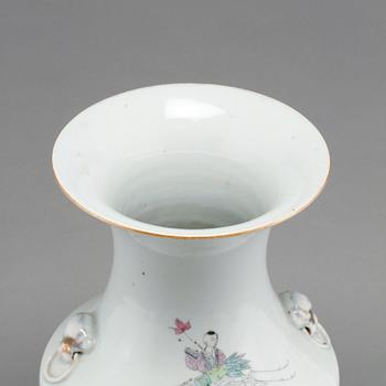 GOLVURNA, porslin, Kina, 1800-tal.
