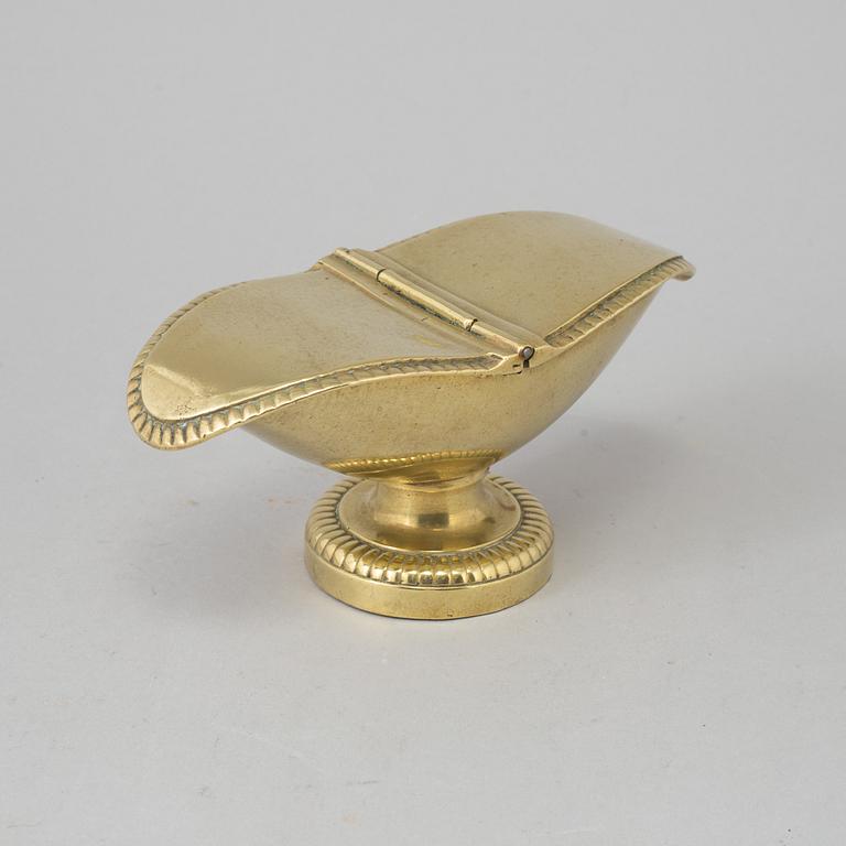 AN 18TH CENTURY BRONZE WAFER BOX.