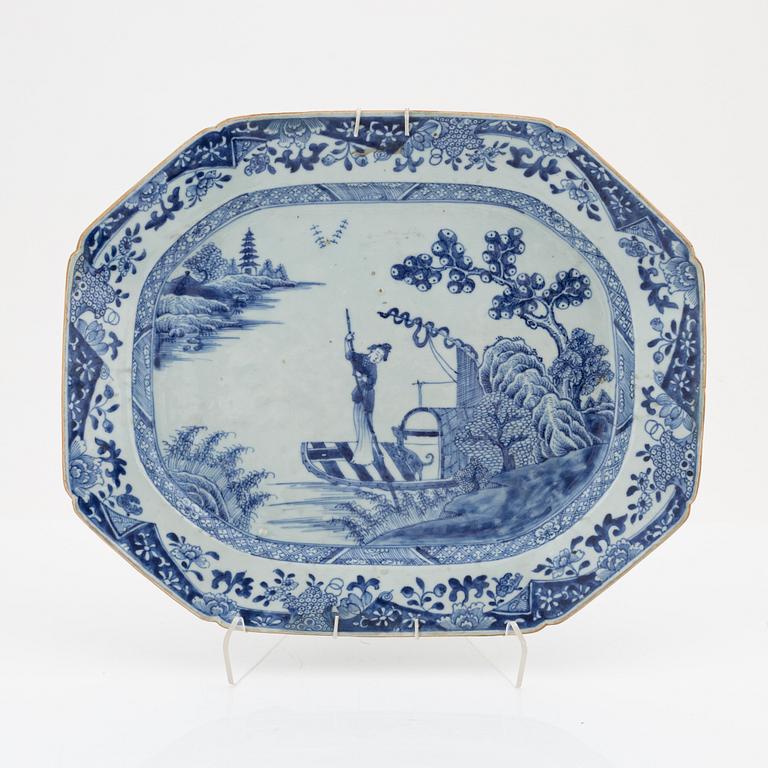 A blue and white serving dish, Qing dynasty, Qianlong (1736-95).