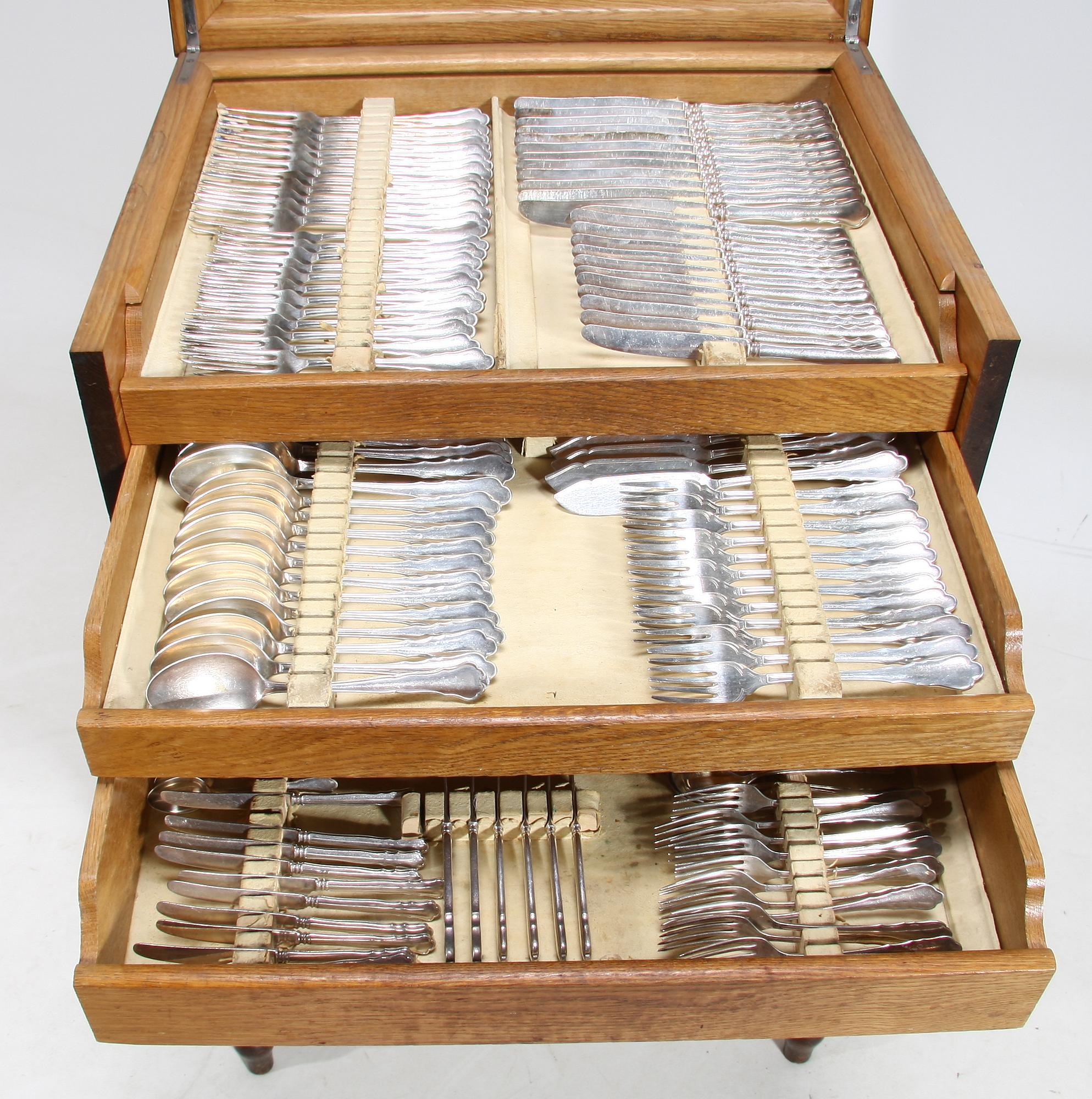 SCHATULL MED BESTICKSERVIS, barockstil resp nysilverbestick av Chippendaletyp. 1920-30-tal.