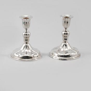 LJUSSTAKAR, ett par, silver, rokokostil, importstämpämplade, 1900-tal.
