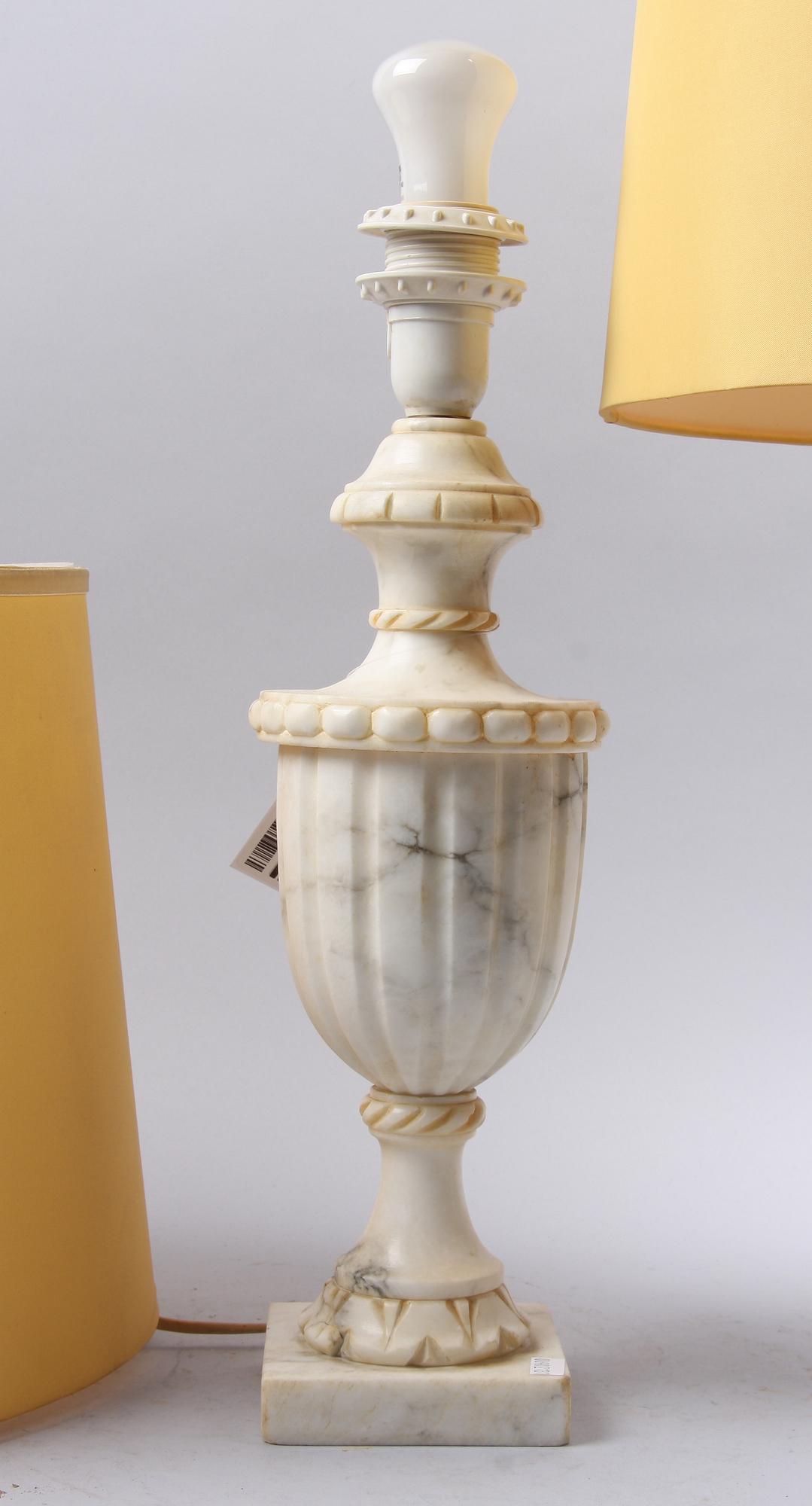 BORDSARMATURER, ett par, alabaster.