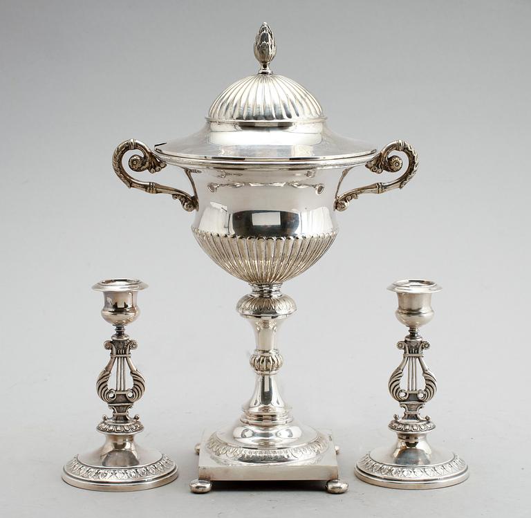 STRÖSOCKERSKÅL OCH LJUSSTAKAR 1 PAR, nysilver, GAB, 1900-talets mitt.