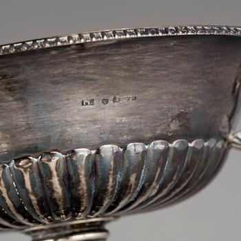 SOCKERSKÅL PÅ FOT, silver, otydliga stämplar, sannolikt Jakob S Lundberg, Stockholm, empire, 1827. Vikt ca 813 gram.