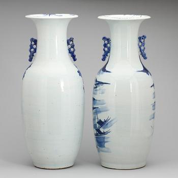 VASER, 2 st. Porslin, Kina. 1900-tal.