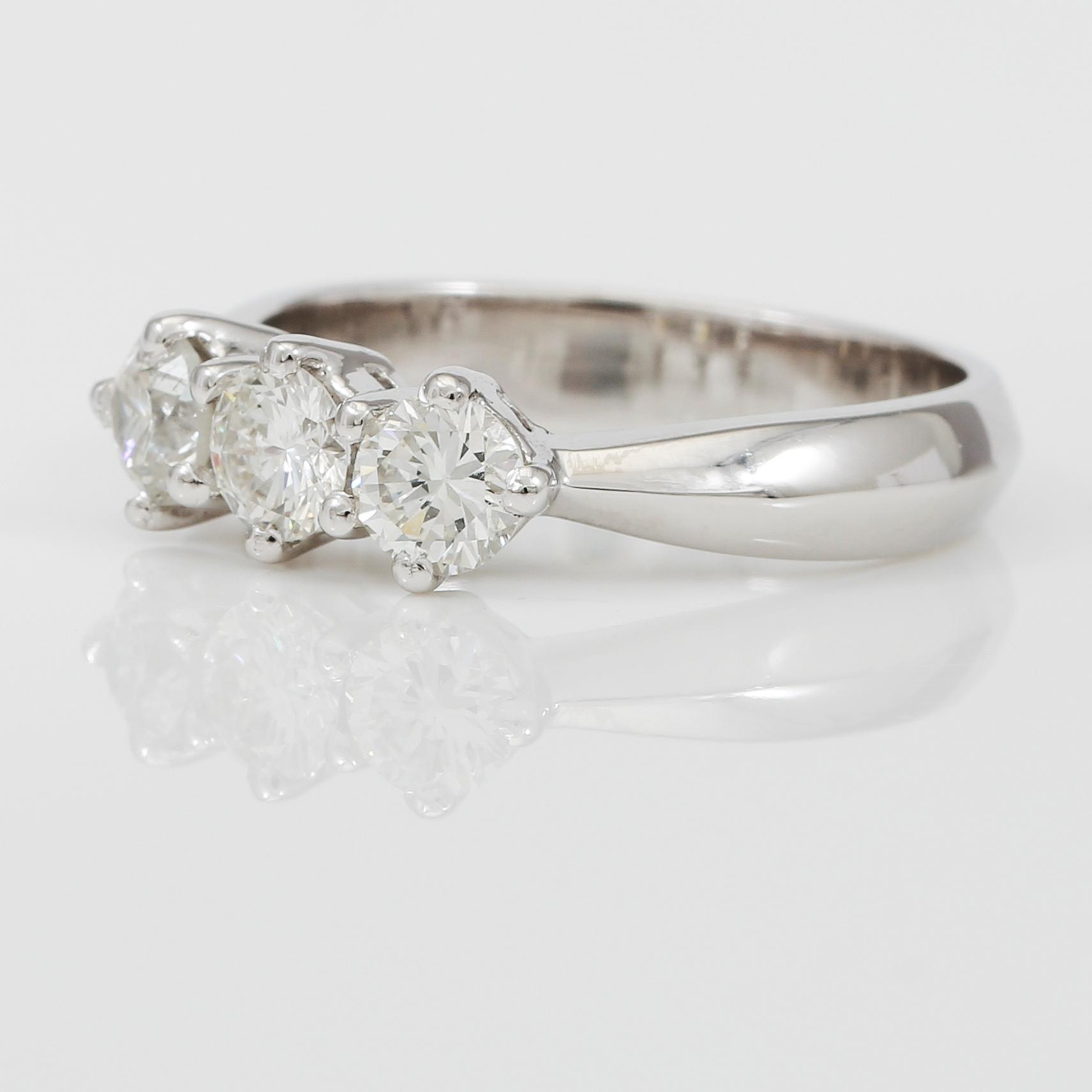 RING, briljantslipade diamanter totalt ca 0,95 ct.