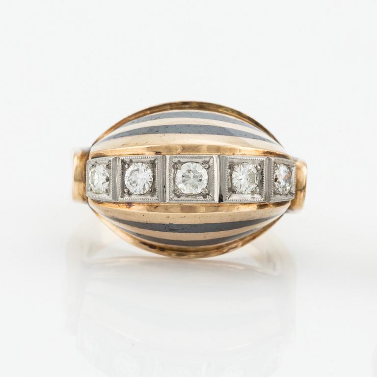 ett par örhängen och en ring, 18K guld med emalj och runda briljantslipade diamanter, Stockholm 1955.