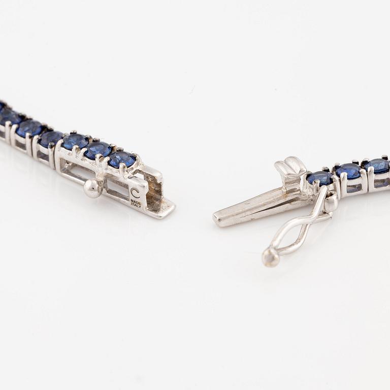 Collier 18K vitguld med fasettslipade safirer.