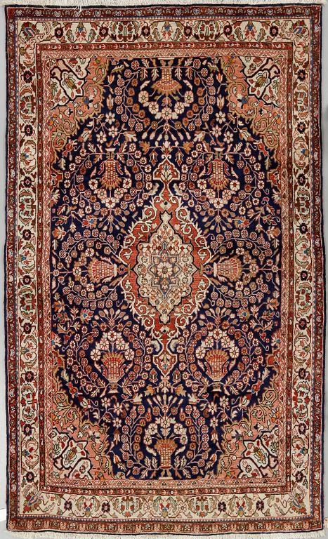 MATTA, sannolikt Sarouk. Ca 216 x 133 cm.