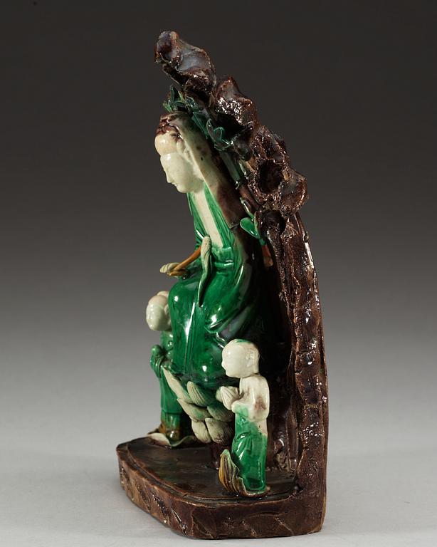 A famille verte glazed  figure of Guanyin with two attendants, Qing dynasty, Kangxi (1662-1722).