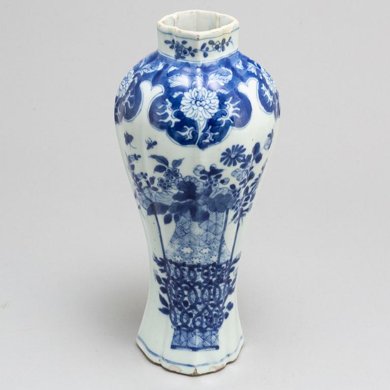 A blue and white vase, Qing dynasty, early 18th century.