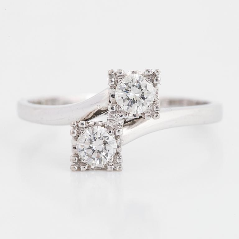 An 18K white gold ring set with round brilliant-cut diamonds.