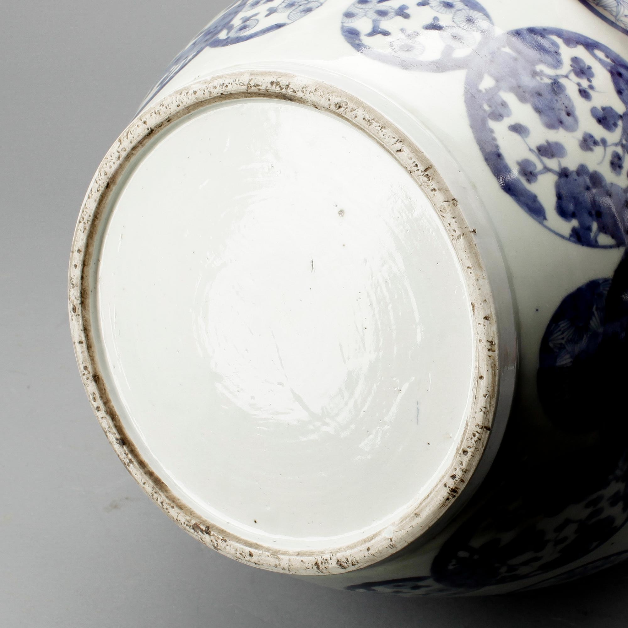 GOLVVAS, porslin, Japan, 1800-talets andra hälft.