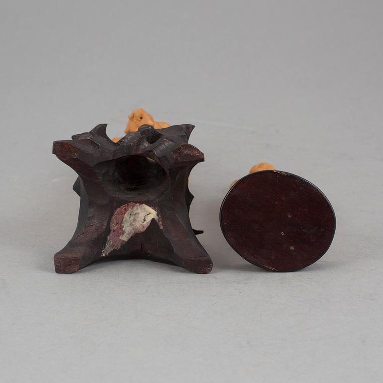 FIGURINER, 2 st, trä, Kina, 1900-tal.