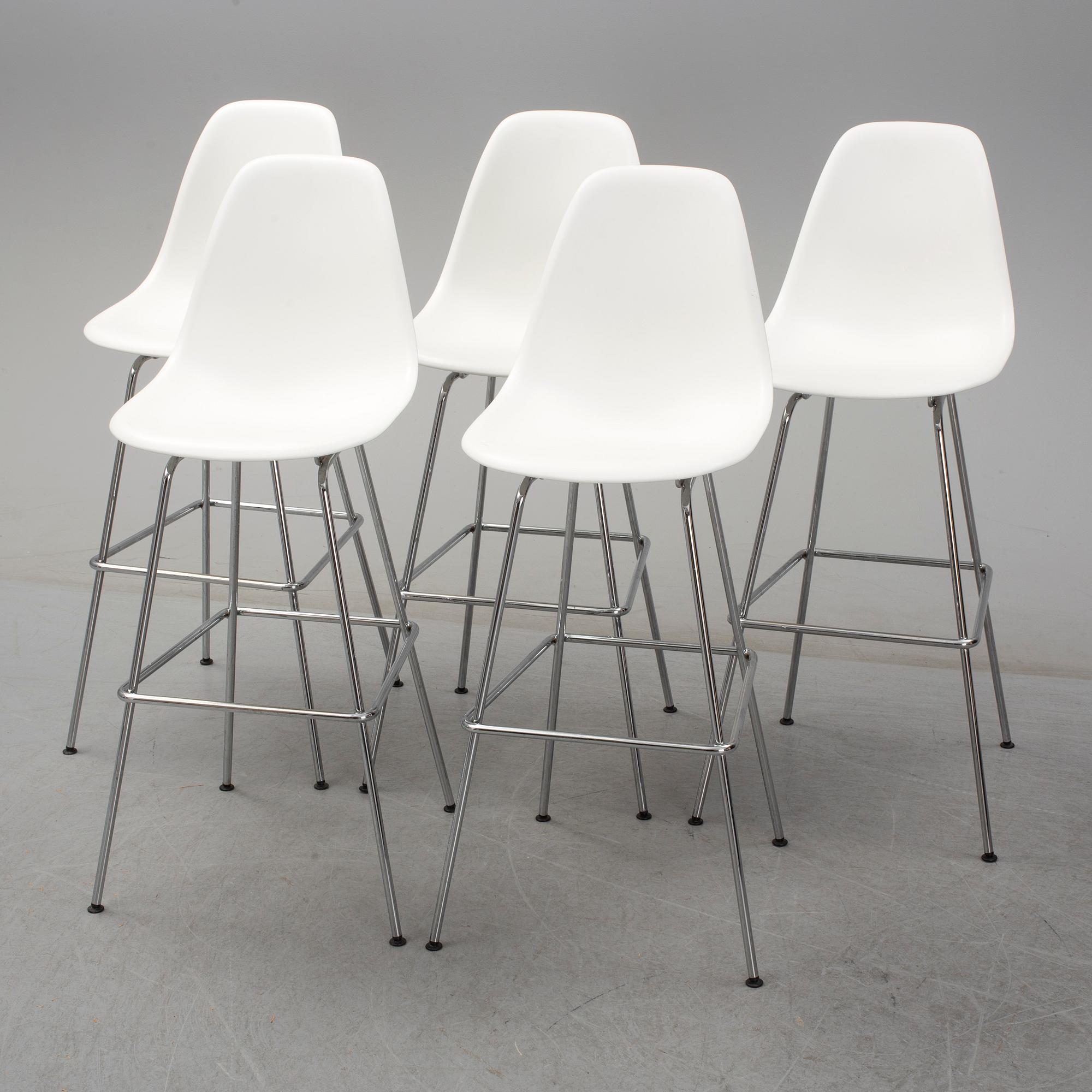 CHARLES & RAY EAMES, barstolar 
 5 st, "plastic chair", Vitra.