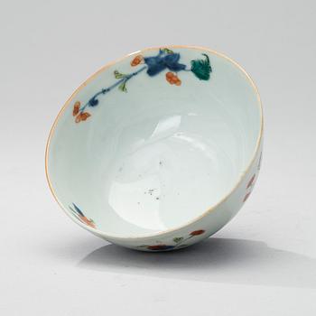 A CHIEN LUNG PORCELAIN BOWL, 1736-1795.