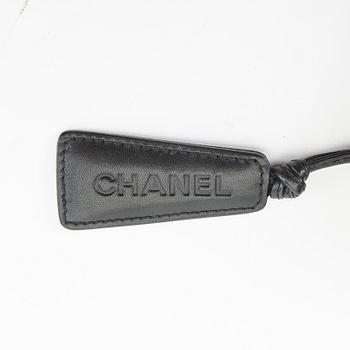 Chanel, black shoulder strap bag in leather.