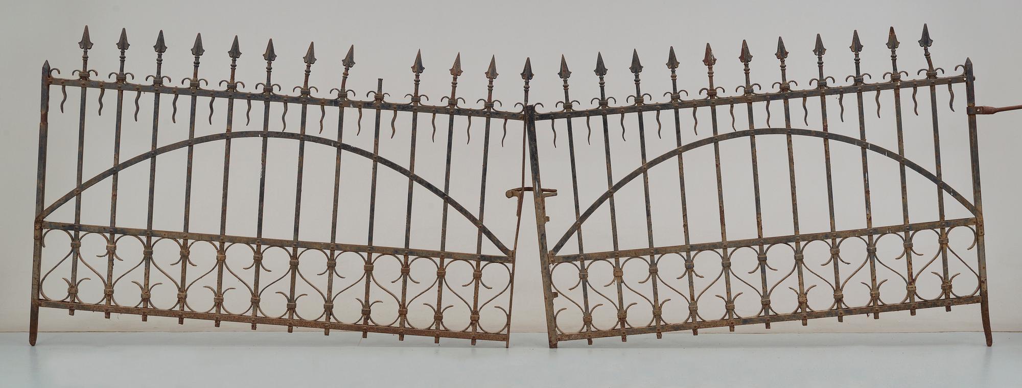 STAKET SAMT GRINDAR, ett par, gjutjärn, 1900-talets första hälft.