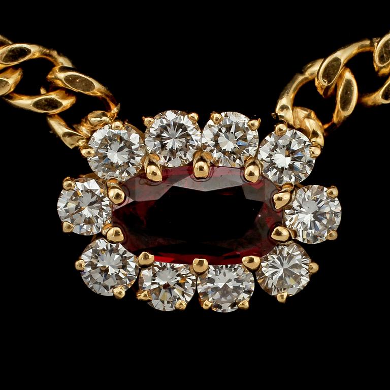 COLLIER, 18k guld, fasettslipad rubin 1.56 ct samt 10 briljantslipade diamanter tot 0.80 ct, importstämplat. Vikt 20 g.