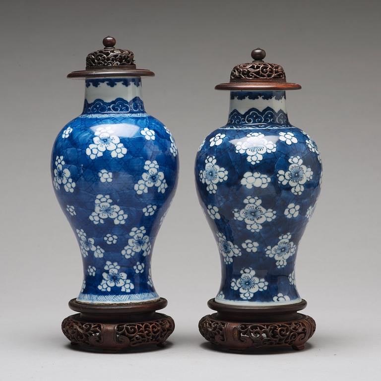 VASER, ett par, porslin. Qingdynastin, Kangxi (1662-1722).