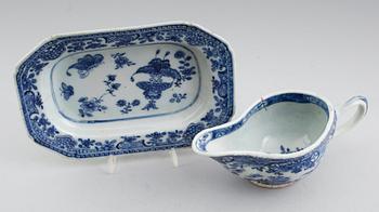 SÅSKANNA SAMT FAT, porslin, Kina, Qianlong 1736-1795.