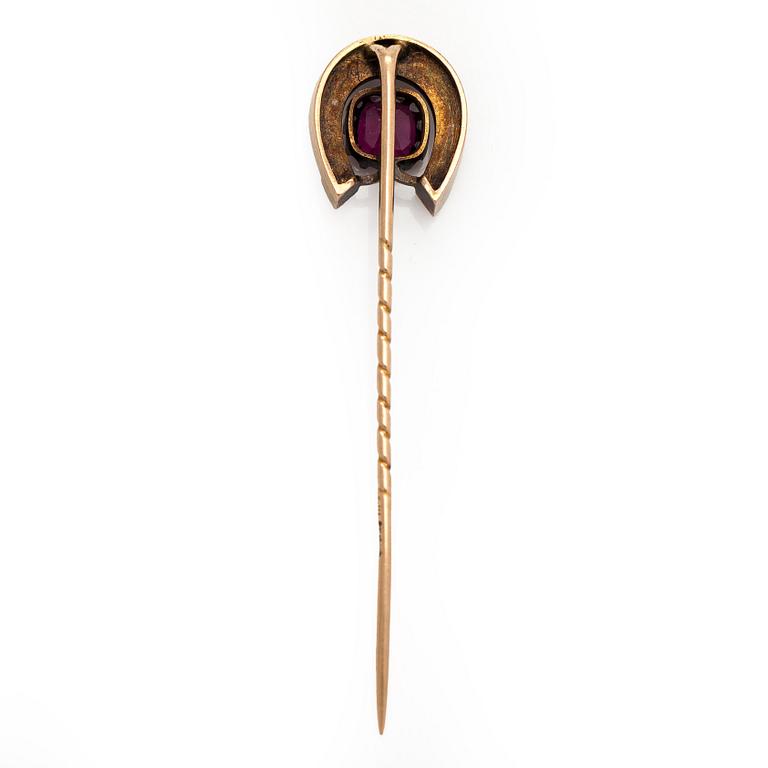Brooch, faceted pyrope garnet, 14K (56) gold, St. Petersburg, late 19th century.