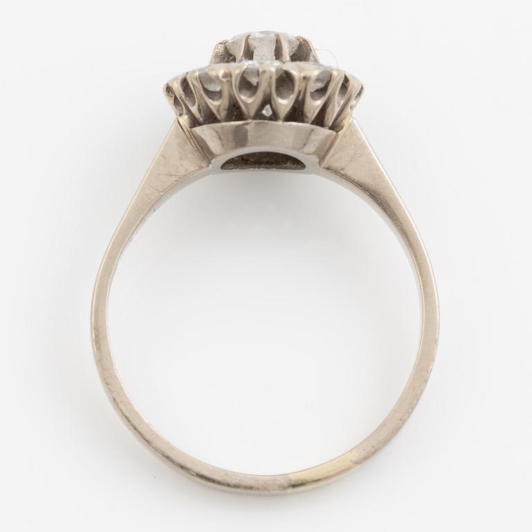 Ring, carmosé, i form av blombukett, 18K vitguld med briljantslipade diamanter.