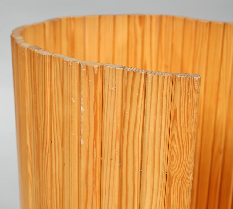 VIKSKÄRM, modellnummer 100, Alvar Aalto för Artek, Finland, formgiven 1935-36.