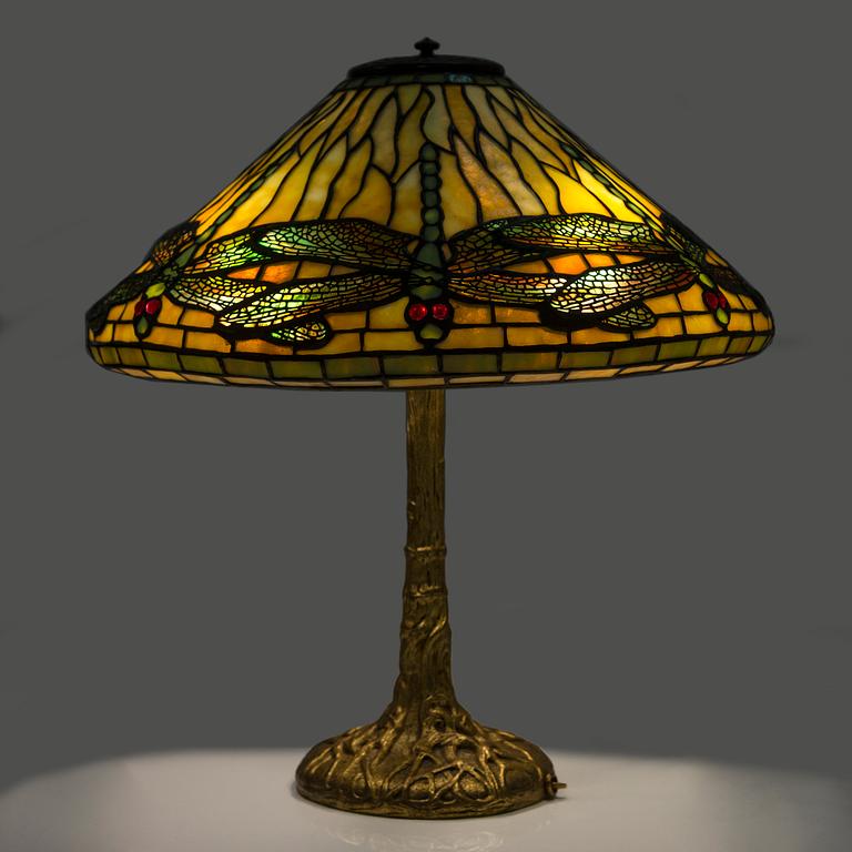 Tiffany Studios, "Dragonfly and Pony base" bordslampa, New York ca 1900.