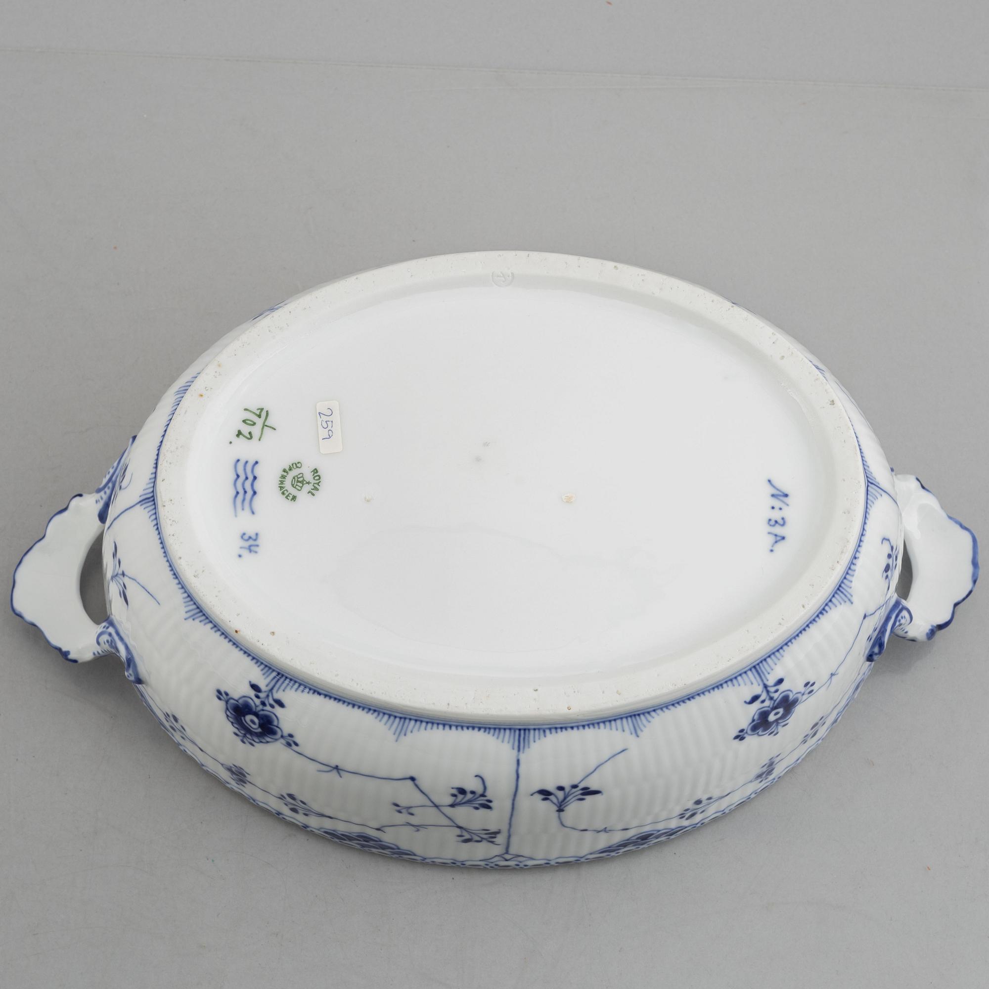 A 'Blue Fluted Half Lace' /'Musselmalet' tureen with cover and stand, Royal Copenhagen, model 702, 600, 1898-1923.