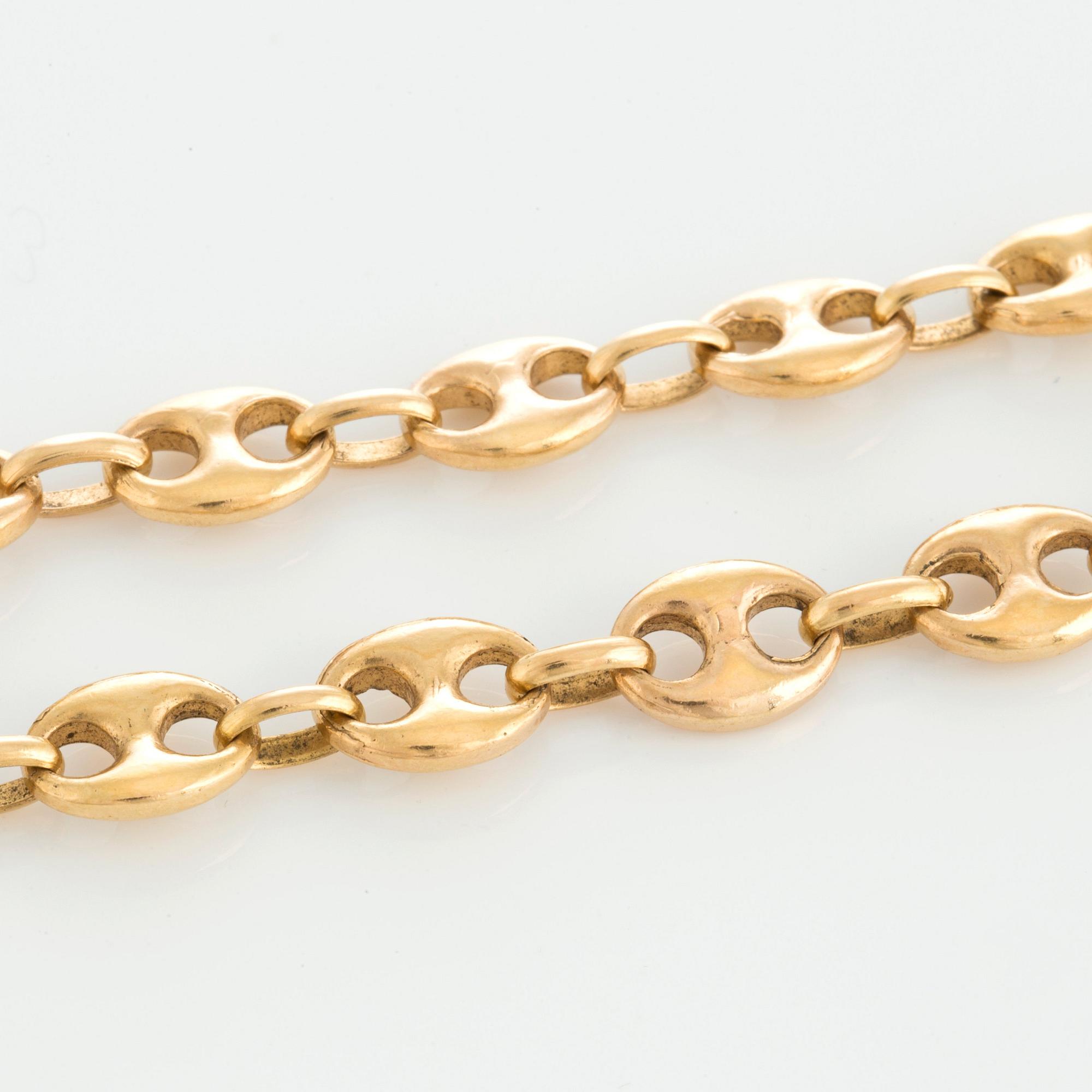 An 18K gold necklace.