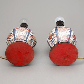 BORDSLAMPOR, ett par snarlika. Porslin. Japan.