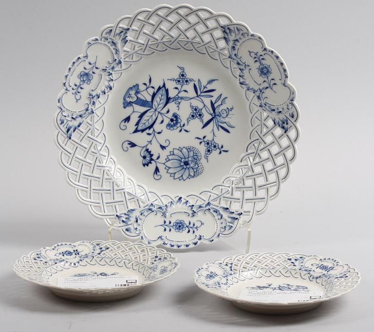 TALLRIK samt ASSIETTER, 2 st. Porslin, Meissen. "Lökmönstret".