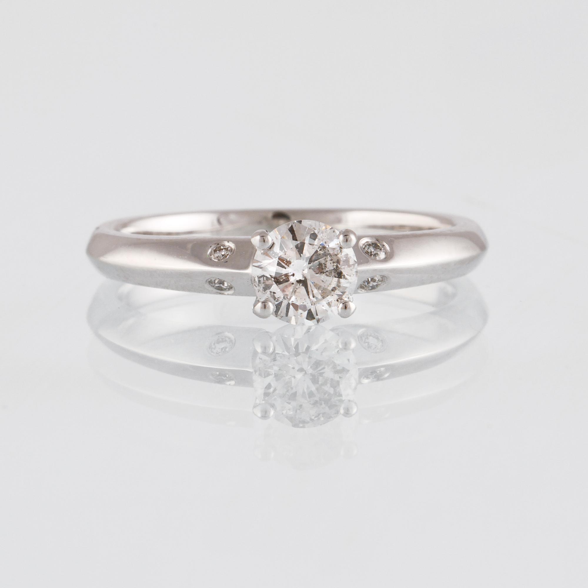 RING, 18K vitguld med briljantslipade diamanter ca 0.55 ct. Vikt 3,2 gram.